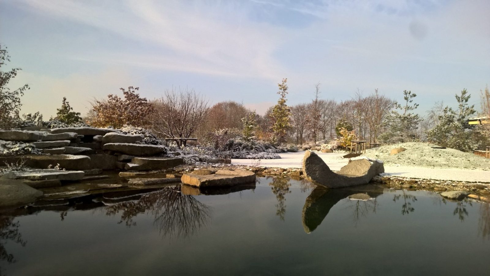 Jezero s kamennou gondolou v zimě
